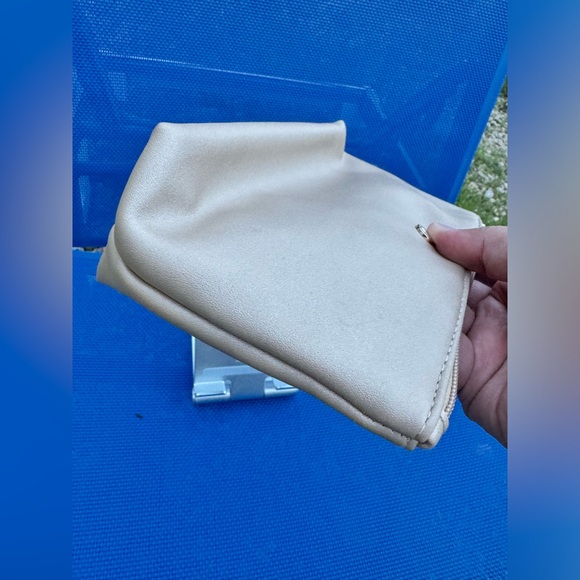 🔥Emirates Airline Business Class Bvlgari Ominia Make Up Bag Travel Case Gold - Picture 11 of 16